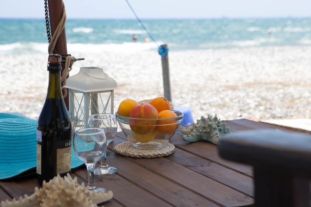 Aquarian Beachfront Apartment ラルナカ エクステリア 写真